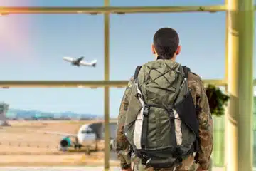 חייל מפספס טיסה
