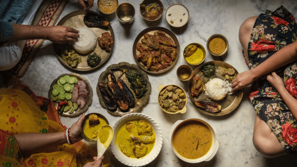 חופשה בחו"ל היא הזדמנות לחוות תרבויות חדשות, לטעום מאכלים מסקרנים ולפגוש אנשים מרתקים. אבל לפעמים, דווקא ההרגלים הקטנים והלא-צפויים הם אלו שעלולים להפתיע, לבלבל – ואפילו להכניס אותנו לצרות. החל ממנהגים של נימוס ועד חוקים מוזרים, העולם מלא במנהגים מקומיים שעלולים לגרום לתייר חסרהכנה להיראות חסר טקט, או גרוע מזה – להסתבך עם החוק. כאן נכנס לתמונה גם ביטוח נסיעות לחו"ל. כשנתקלים במצב בלתי צפוי, כמו קנס בגלל התנהגות שלא ידעת כלל שאינה מקובלת, או אם חפציך נגנבים בזמן שניסית להבין סיטואציה לא ברורה – חשוב לדעת שיש לך גב. צוות בסטי מרכז כאן כמה מנהגים מוזרים שכדאי להכיר. יפן: אין צורך בטיפ אחד המנהגים המבלבלים ביותר למערביים הוא זה הנהוג ביפן: לא משאירים טיפ. בעוד שבאמריקה הטיפ נחשב כמעט לחובה מוסרית, ביפן זו עלולה להיחשב כהתנהגות מעליבה. המלצר עלול לרדוף אחריך כדי להחזיר את הכסף, כיוון שהוא רואה בכך מעין עלבון. רוצה להביע תודה? ייתכן שיספיקו כמה מילים או בהנהון מכובד – לא בכסף. איטליה: קפוצ’ינו רק עד 11:00 אם נזמין קפוצ’ינו אחרי ארוחת צהריים באיטליה, סביר שניענה בהרמת גבה. מבחינת המקומיים, חלב חם נחשב כבד מדי לאחר ארוחה ולכן מוגש רק בבוקר. עדיף להזמין אספרסו או מקיאטו. כמובן שאף אחד לא יעניש אותנו – אבל אולי נספוג מבט שיגרום לנו להתחרט. ביטוח נסיעות לחו"ל בתאילנד: לא לגעת לאף אחד בראש גם אם רק רצית להביע חיבה לילד חמוד – בתאילנד זהו טאבו. הראש נחשב לחלק הקדוש ביותר בגוף האדם, ונגיעה בו – גם אם תמימה – עשויה להיחשב לחוסר כבוד. וכמובן, לא נוסעים ליעד כמו תאילנד בלי ביטוח נסיעות לחו"ל המתאים לסיכוני היעד. סינגפור: לא ללעוס מסטיק מדובר באחת הדוגמאות הידועות למנהג שהפך לחוק: בסינגפור אסור לייבא או ללעוס מסטיקים (למעט מסטיקים רפואיים). החוק נחקק כדי לשמור על ניקיון העיר, ומפר החוק עלול להיקנס או להיתקל במבוכה מיותרת. שוב – לא סוף העולם, אבל עוד סיבה לוודא שיש לך ביטוח נסיעות לחו"ל, למקרה שדברים מסתבכים. ביטוח נסיעות לחו"ל בצרפת: לא לדבר אנגלית מיד כשפונים לפריזאי בשאלה, חשוב לפנות קודם כל בצרפתית. אפילו מילה אחת – bonjour – תספיק כדי להראות כבוד. עבור הצרפתים, הגישה התרבותית חשובה. זלזול בשפה המקומית יתפרש לעיתים כגסות, גם אם כוונתך טובה. אם התחלת נכון, לרוב יעברו לאנגלית וישמחו לעזור. ניו זילנד: לא לצפצף סתם הצפצוף ברכב נחשב לעלבון בניו זילנד, ולא כאקט של אזהרה ידידותית. בניגוד לתרבות הישראלית או האמריקאית, שם צפצוף הוא דרך תקשורת שגרתית בכביש, כאן תושבי המקום רואים בזה אגרסיביות מיותרת. צופרים רק בשעת חירום – ולא כדרך לבטא תסכול. ביטוח נסיעות לחו"ל: למה בכלל חשוב להכיר את המנהגים האלו? כי מעבר לאי הנעימות, תקריות מהסוג הזה עלולות לפגוע בחוויה, במערכות היחסים עם המקומיים, ואפילו להוביל לעלויות לא צפויות – כמו קנסות, אובדן רכוש, או ביקור לא נעים בתחנת המשטרה המקומית. אלו אולי לא התרחישים הראשונים שקופצים לראש כשחושבים על ביטוח, אבל זו בדיוק המהות של רכישת ביטוח הנסיעות – לכסות כל תרחיש בלתי נעים. אז אולי לא נזדקק לפיצוי כספי על כוס קפה שהוגשה בלי חלב, אבל בהחלט נרצה מענה במקרה של תקרית לא נעימה שתגלוש למשהו רציני יותר. ביטוח נסיעות לחו"ל מעניק ביטחון מול הלא צפוי, במיוחד כשאתם פועלים בתום לב בתוך תרבות זרה. כך שגם אם תיקחו החלטות שנראות תמימות – תהיה לכם הגנה. ונכון, קל לצחוק על חוקים נגד מסטיקים או על איסור טיפ. אבל אלו בדיוק ההבדלים שהופכים את העולם למעניין. הכרה והבנה של המנהגים המקומיים הן חלק מהותי מחוויית הטיול, ולא פחות מכך – מהדרך שלכם להתנהג באחריות ובכבוד. ככל שנגיע מוכנים יותר – גם מבחינת התנהגות, גם מבחינת בריאות וביטוח – כך נוכל ליהנות יותר ולחוות פחות תקלות. ביטוח טוב לא מחליף הכנה, אבל הוא בהחלט שותף אידיאלי לדרך. עם בסטי, החופשה שלך מתחילה על קרקע יציבה אנחנו בבסטי מאמינים שביטוח לא צריך להיות מסובך. אנו מציעים השוואות אמינות ושקופות, בלי אינטרסים נסתרים ובלי אותיות קטנות. בעזרתנו ניתן למצוא בקלות ביטוח נסיעות לחו"ל שמתאים בדיוק עבורך – בין אם נוסעים ליפן או ליער השחור, עם המשפחה או לבד, לטיול קצר או מסע חוצה יבשות. הקדשנו מחשבה מעמיקה ומאמצים כדי להקים פלטפורמה נוחה ונגישה, שמשרתת את האינטרסים שלך לפני הכול ומעניקה לך את כל ההצעות המשתלמות ביותר. אנו לא מחויבים לאף חברת ביטוח ומספקים מידע שקוף ועדכני שישרת אותך על הצד הטוב ביותר. רוצה להתחיל לתכנן חופשה בטוחה, לא משנה כמה משונים מנהגי המקום? אנחנו מזמינים אותך להתחבר עוד היום למערכת ולהתחיל להשוות בין מחירי ביטוח.